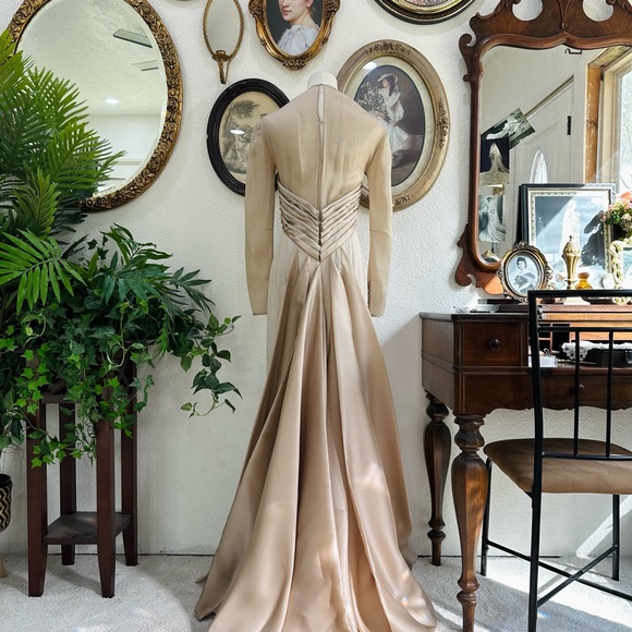 Carolina Herrera Long-Sleeve Cream Evening Gown - Picture 6 of 13